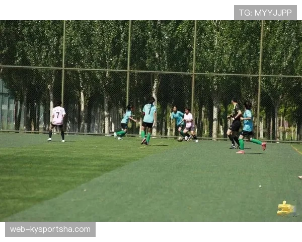 人墙规则：防守方筑墙需距球至少9.15米，进攻方可否干扰？