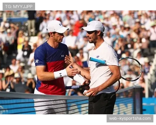 乔丹·汤普森训练完直接啃鸡腿？这自律和放纵切换也太丝滑了